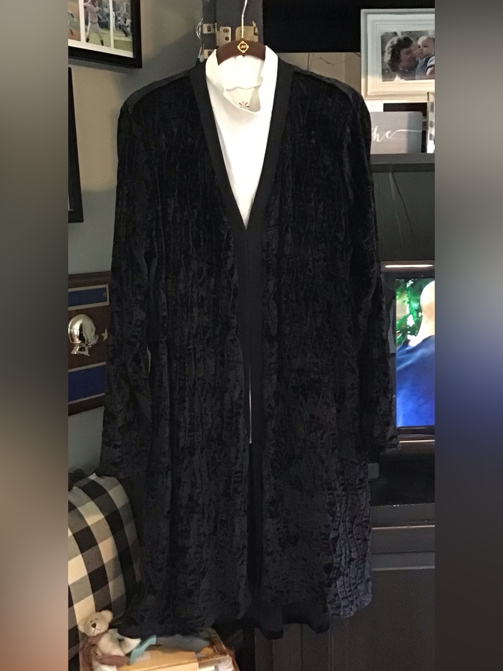 New- LOGO Lavish soft Crushed Velvet Duster, size L, Deep Black